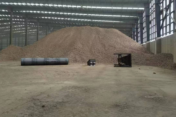 礦石烘干機(jī)是東鼎干燥針對(duì)冶金建材行業(yè)推出的專用烘干設(shè)備，具有產(chǎn)能大、耐磨損、熱能消耗低、自動(dòng)化程度高的特點(diǎn)。